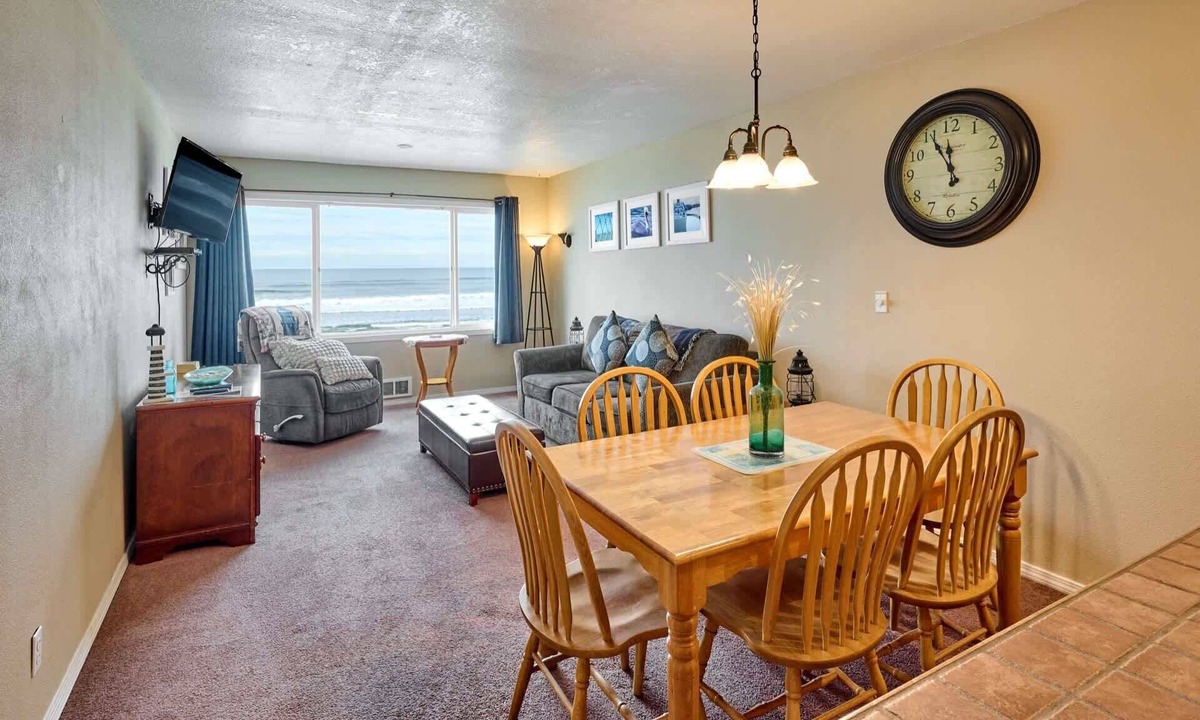 Lincoln City Condo | Top Floor Beachfront Suite - Pool and Sauna - Sleeps 4!