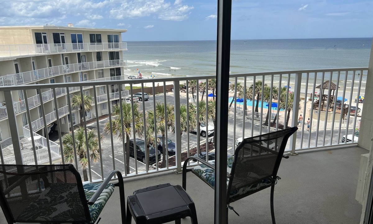 Bostwick Park Condo | Top Floor! Beautiful Beach Front Studio Condo