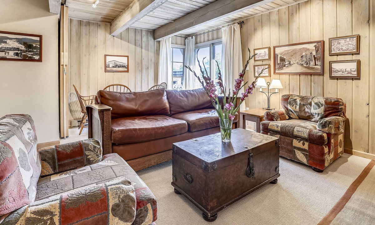 Aspen Condo | Top Floor Condo w/Mountain Views & Charm