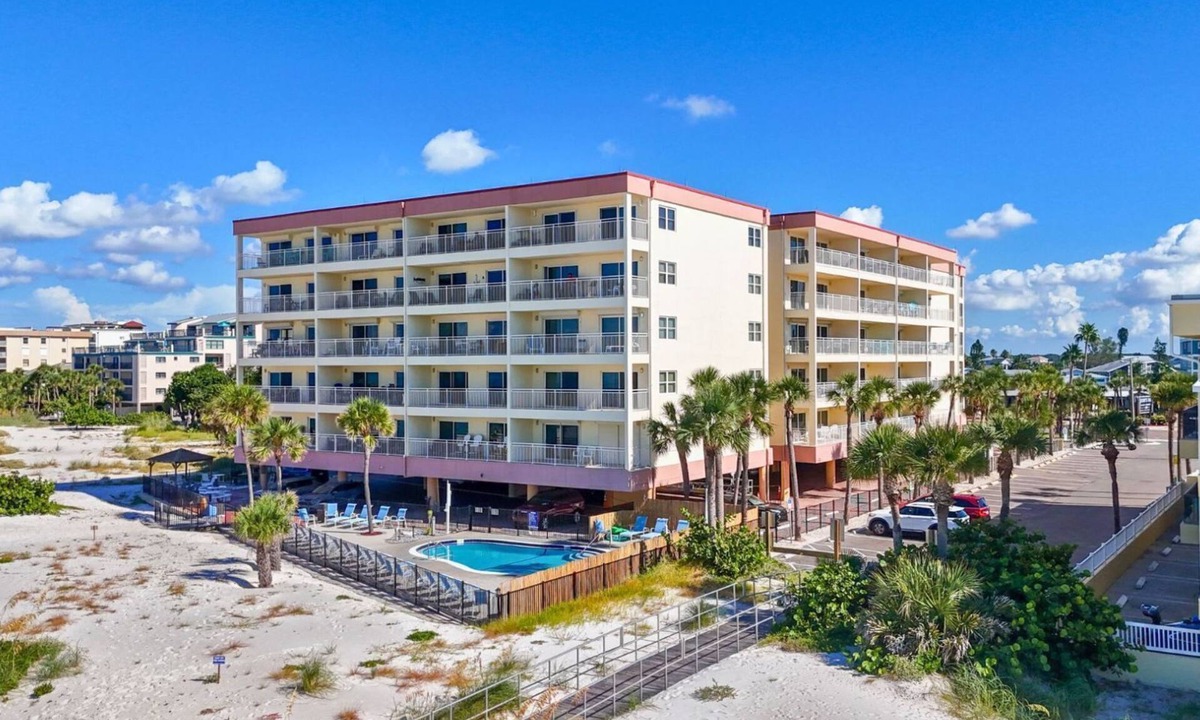 Madeira Beach Condo | Top Floor Direct Beachfront - Madeira Norte #510