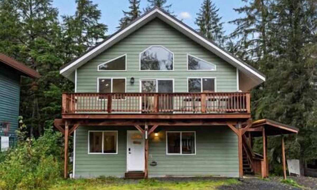 Alyeska House | Top Floor Duplex Close to Ski Slopes