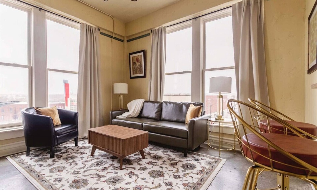 Downtown Springfield Apartment | Top-Floor Historic Downtown Loft | Walk to The Square