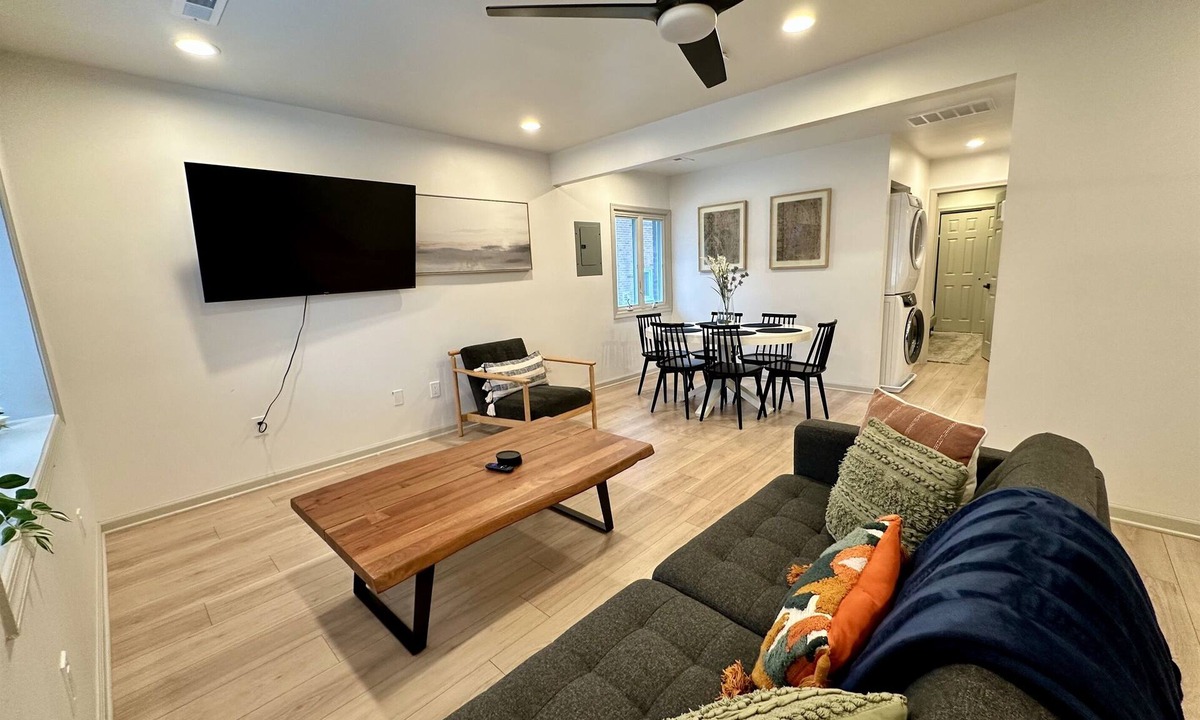 Cherrydale Apartment | Top Floor Modern 2-Bed w/King Bed Free Parking