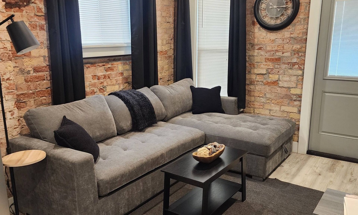 East Central Apartment | Top Floor Retreat-Fast Internet