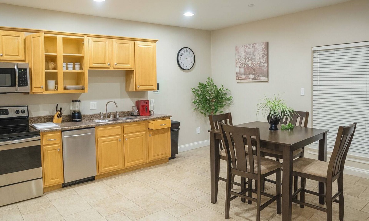 Kreole Apartment | Top Floor Retreat, 3BR, Kitchen, Near Shipyard