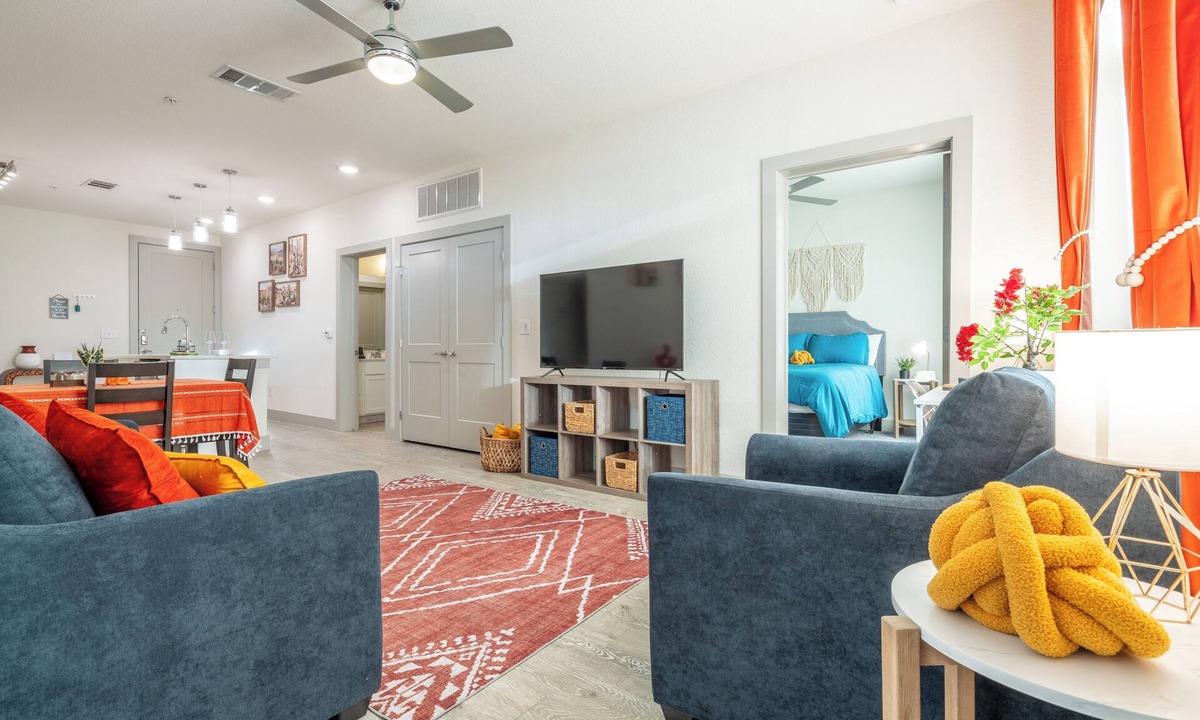 Downtown San Antonio Apartment | Top Floor Riverwalk 2bdrm Apartment Gem! King bed, Pool, Gym & Free Parking