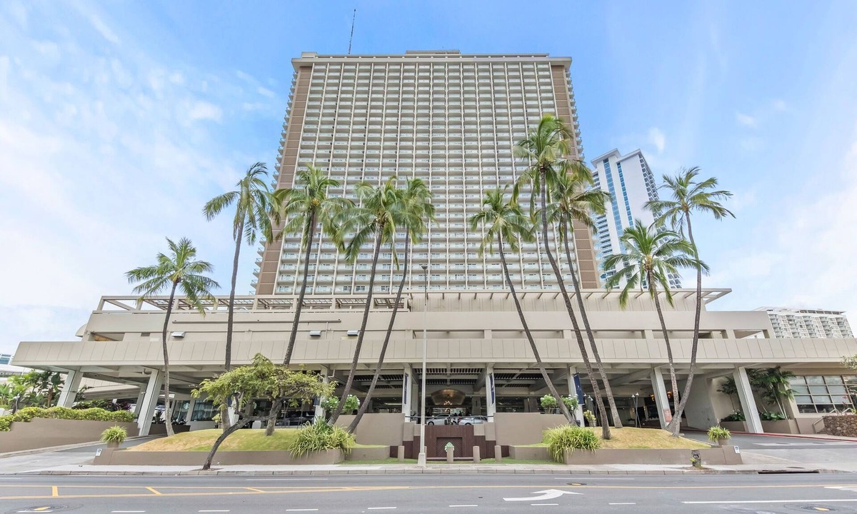 Ala Moana Apartment | Top Floor Studio with Balcony & Views 3528