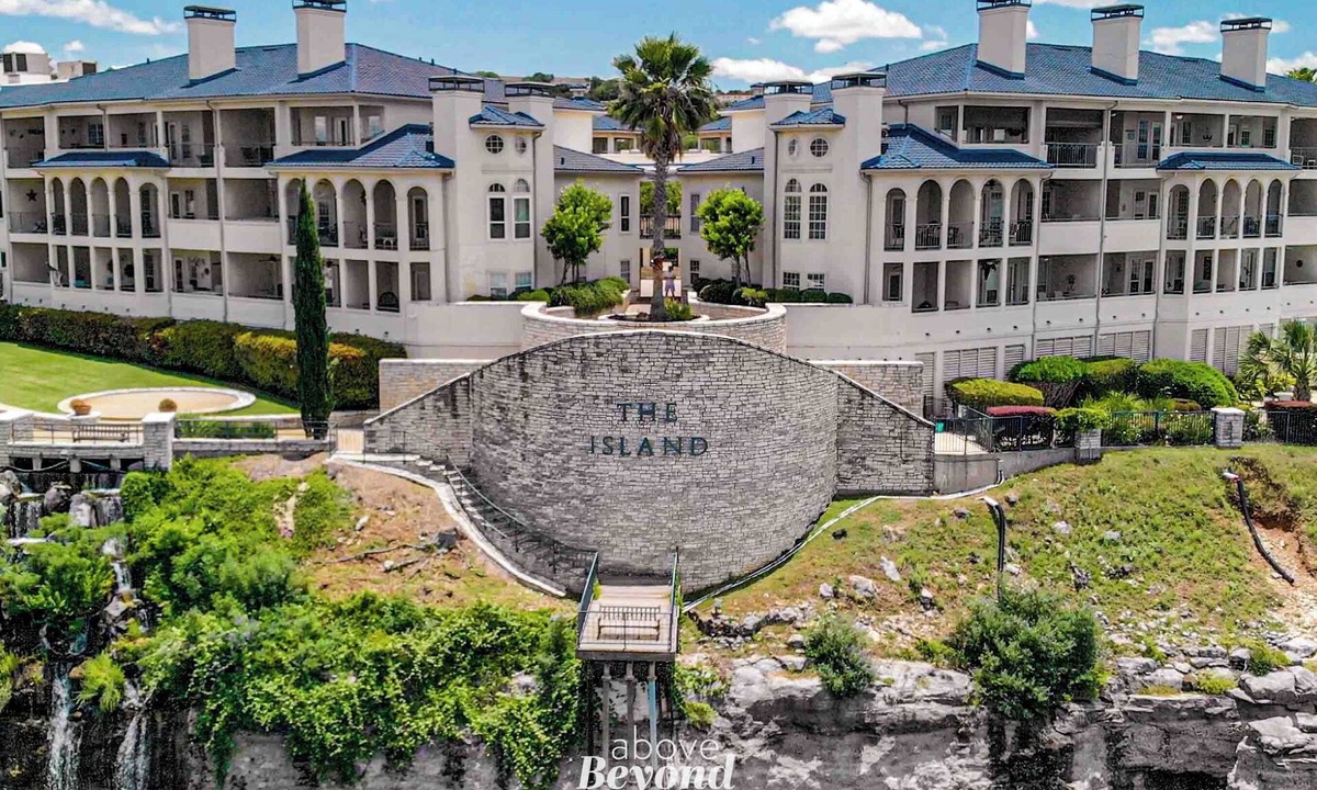 Highland Lake Estates Condo | Top Floor Waterfront Villa on Private Island