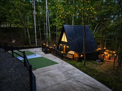 Cashes Valley House | TOP GUEST FAVORITE A-Frame with Sauna & Pickleball