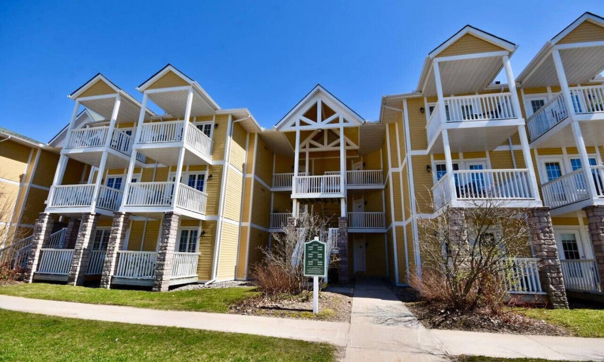 Oro-Medonte Apartment | Top Level Beautiful Suite