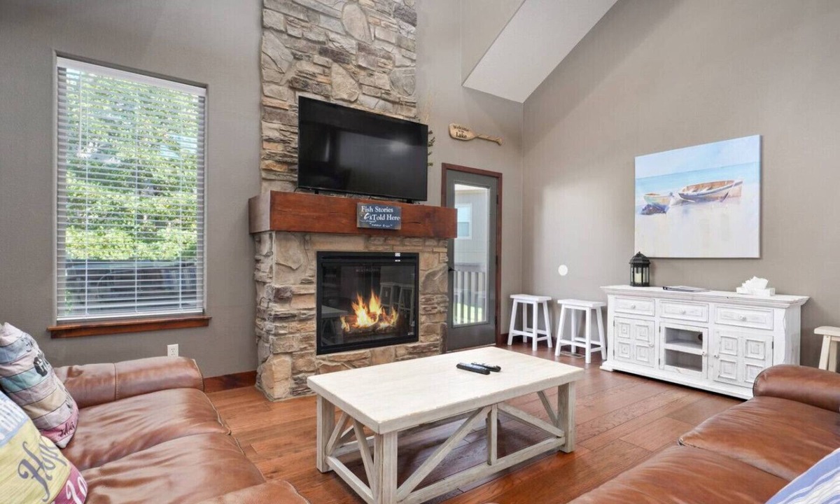 Hollister House | TOP Rated! Family home with 7 King beds + Hot tub
