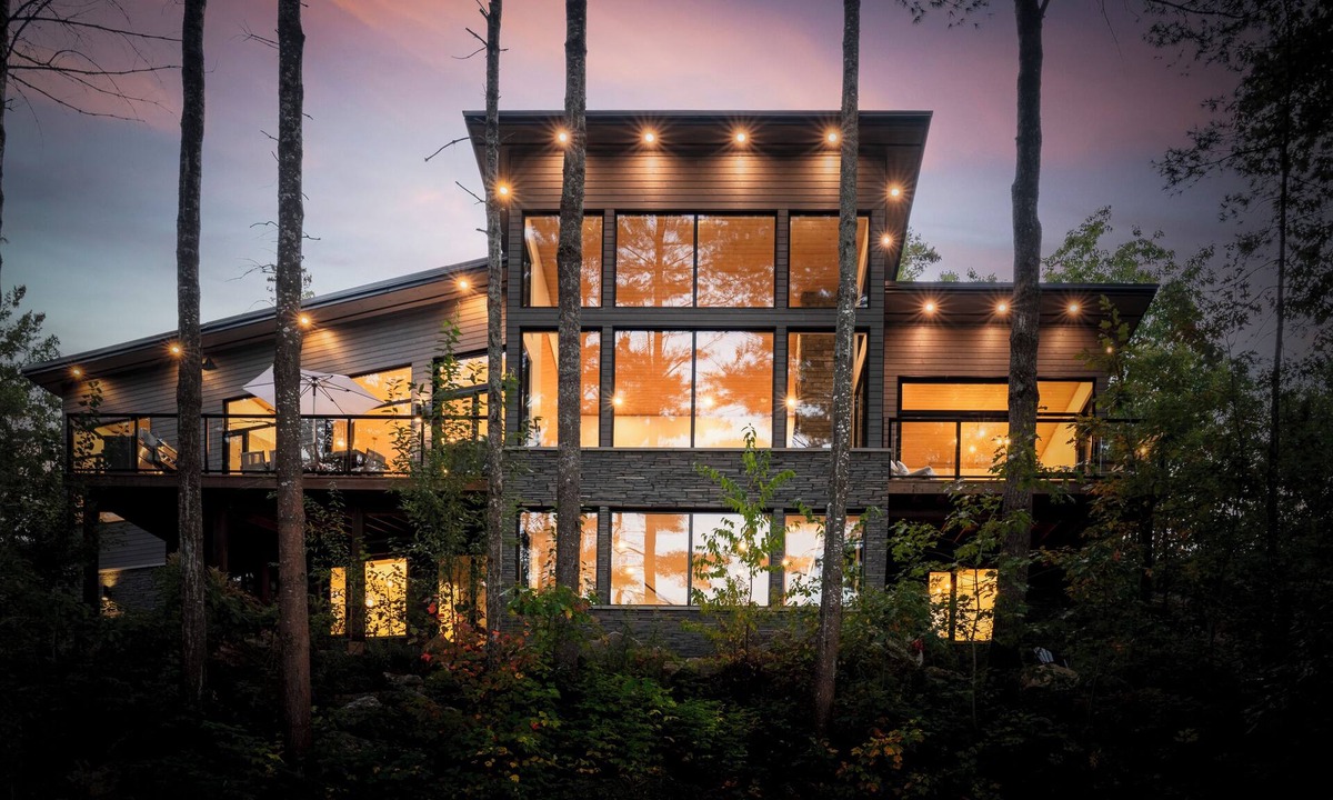 Gravenhurst Cottage | Top Rated Muskoka - Sauna Fireplace Chef Kitchen