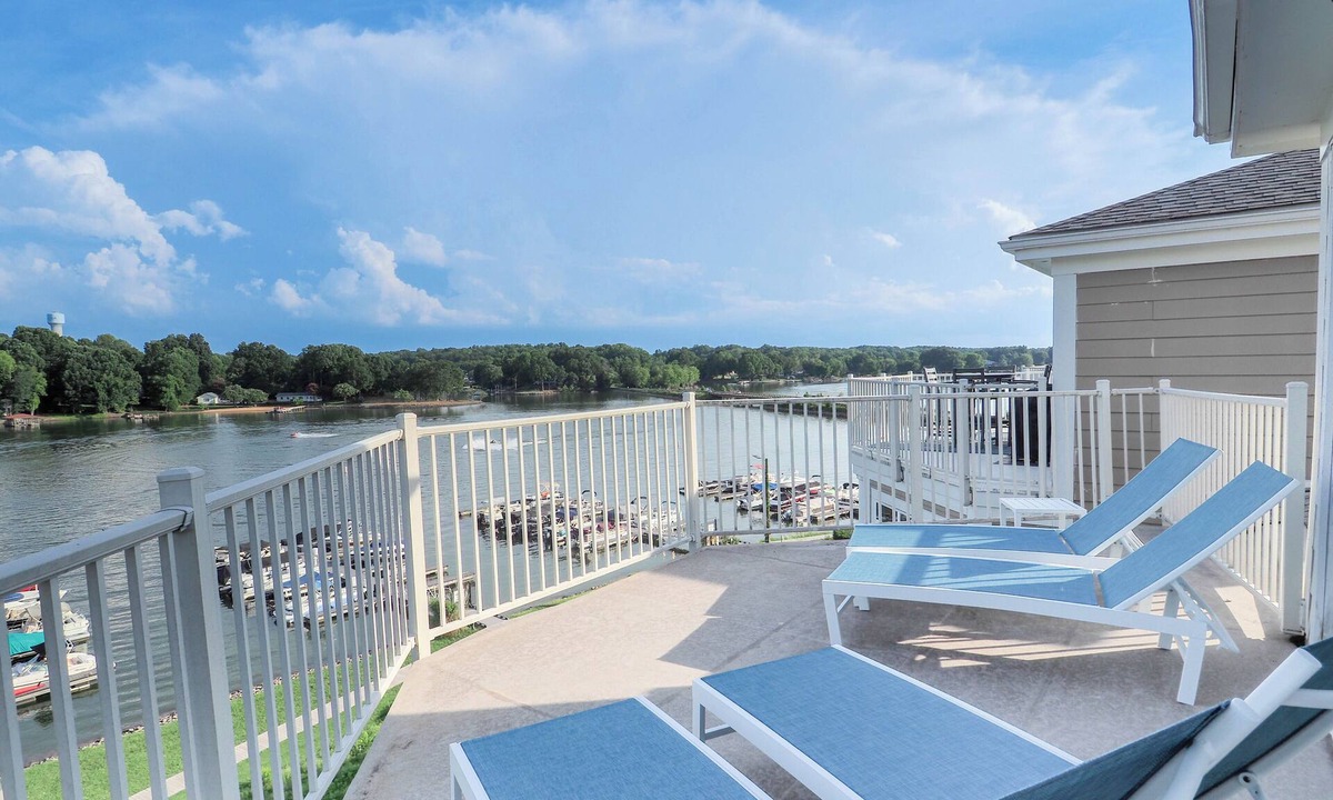 Mount Mourne Condo | Top Shelf Luxury Penthouse | 3 Bedrooms |Loft |Decks