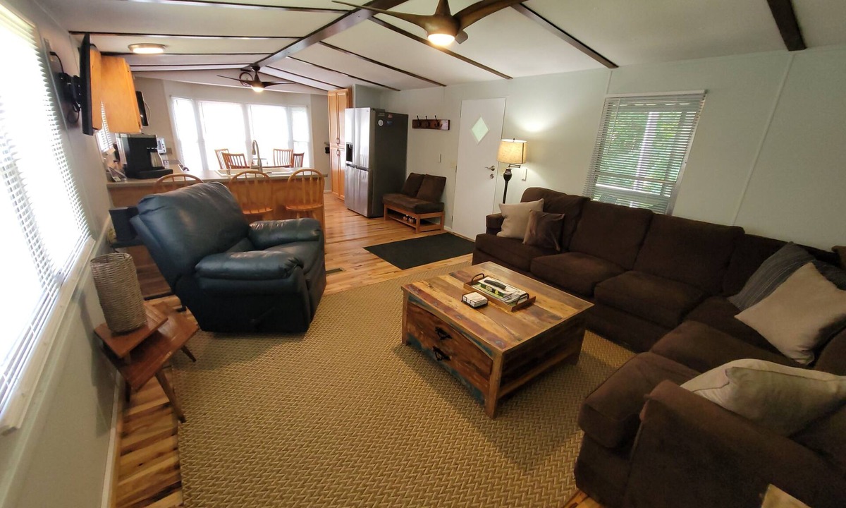 Skyland House | Topsy's Trailer, Private, FAST WiFi, Small Dog Ok, HOT TUB, Close to Hendo/AVL