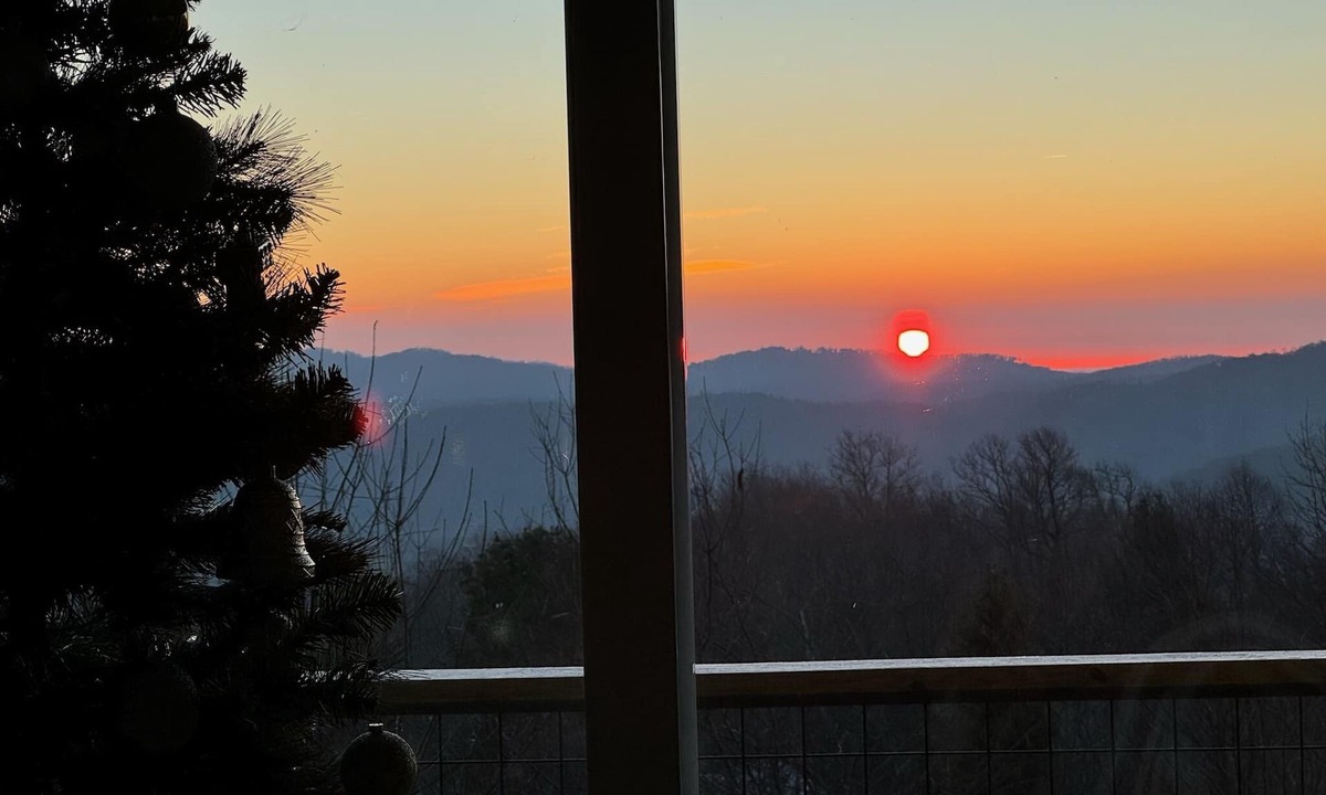 Seven Devils Cabin | TopView-PoolTable-2King-Pickleball-HotTub-FireTable-Fireplace-Arcade-Location