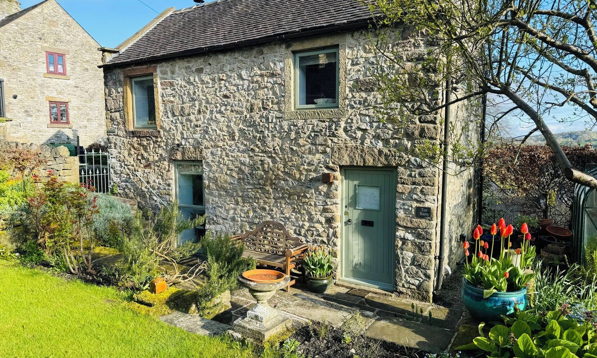 Winster Cottage | TOR BARN, romantic, with open fire in Winster