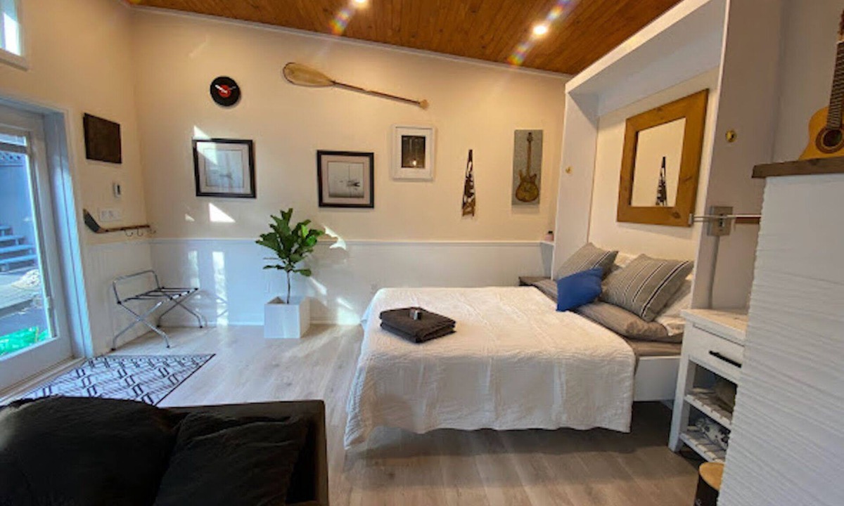 The Beaches Apartment | Toronto Beaches Coachhouse