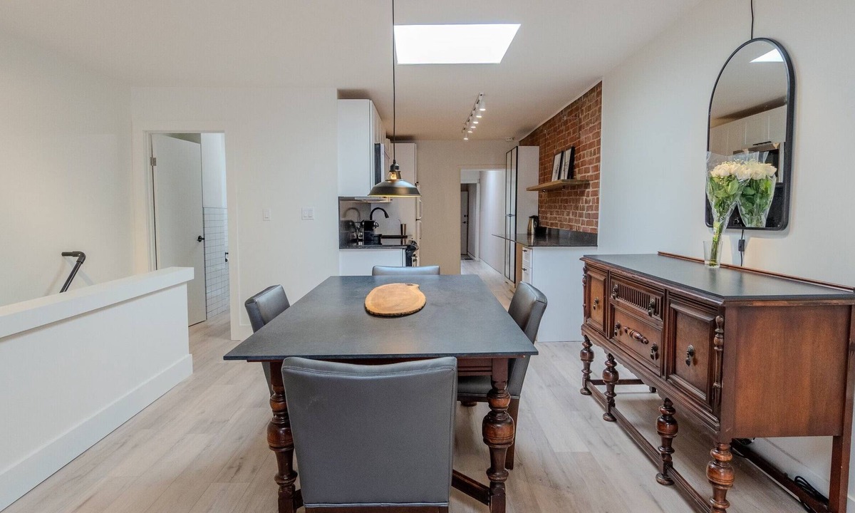 Old Town Apartment | Toronto Cork Town, Queen St.E, Spacious 2nd Fl. Loft