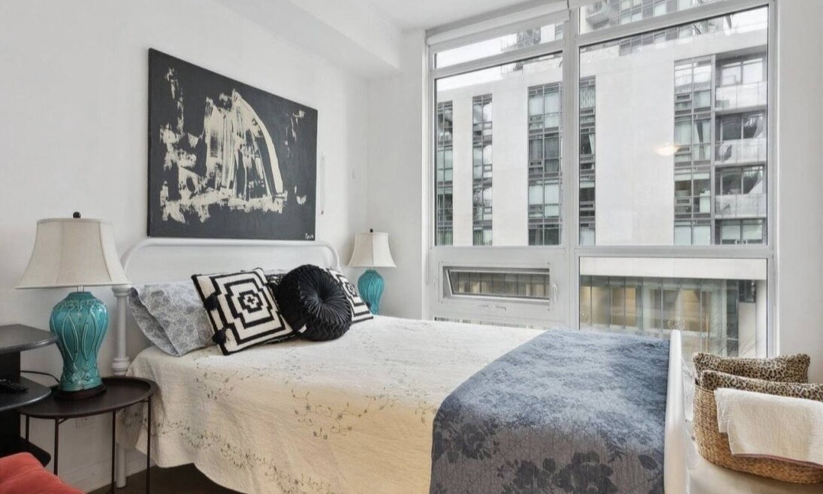 Humber Bay Shores Apartment | Toronto Getaway! 2bed 2bath Lake at your door