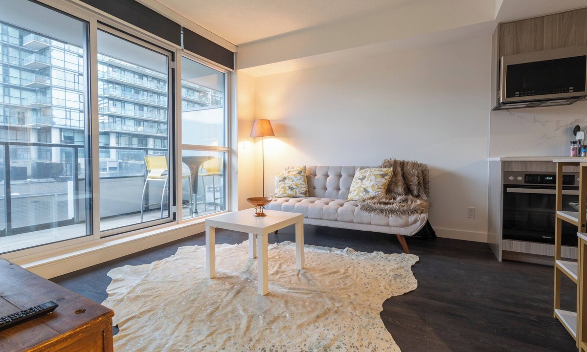 Toronto Entertainment District Condo | Toronto Luxury Condo Rental – Posh Suite with City Views & Great Amenities