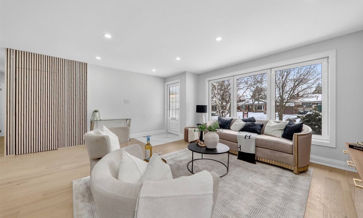 Woburn House | Toronto Newly Renovated 3BR Home | Free Parking