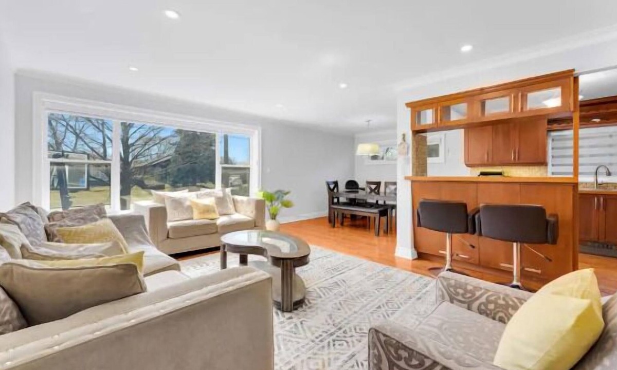 Bathurst Manor House | Toronto Stay: Free Parking, Games, Ping Pong, WiFi