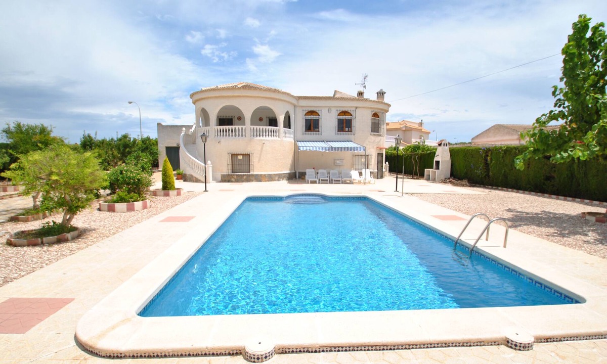 San Luis Villa | Torrevieja, air-conditioned ind. villa, 4 bedrooms, 1000 m2 plot, large private pool