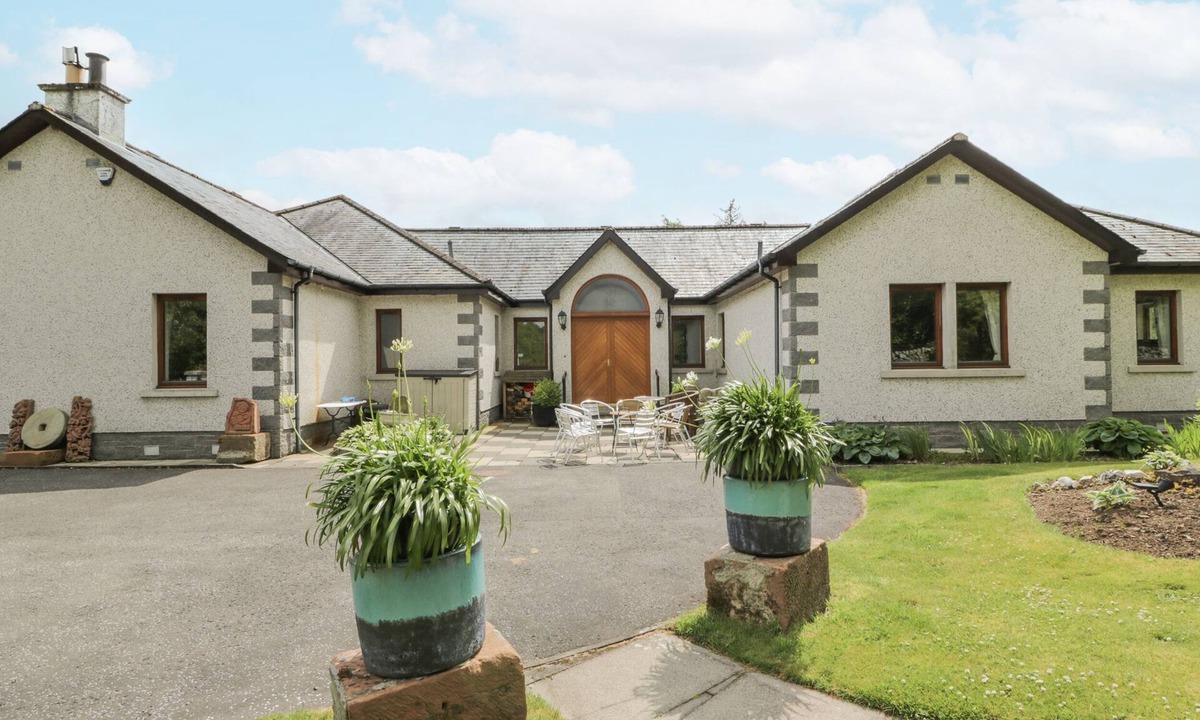 Peebles House | TORVIEW HOUSE, pet friendly, with open fire in Peebles