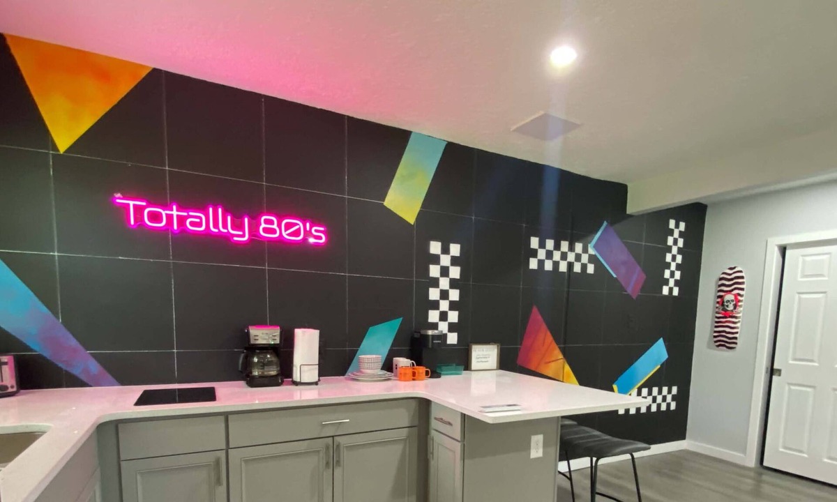Sanford Apartment | Totally 80s!