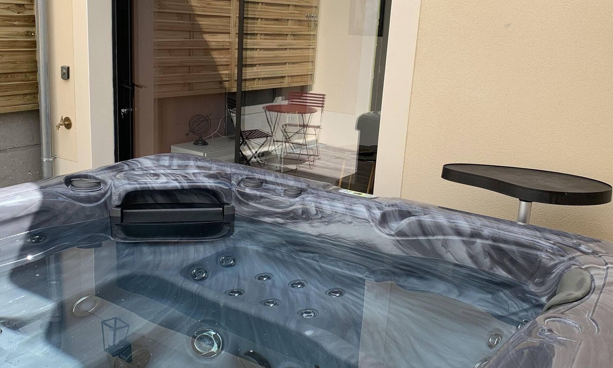 Villeblevin House | Totally private spa cottage