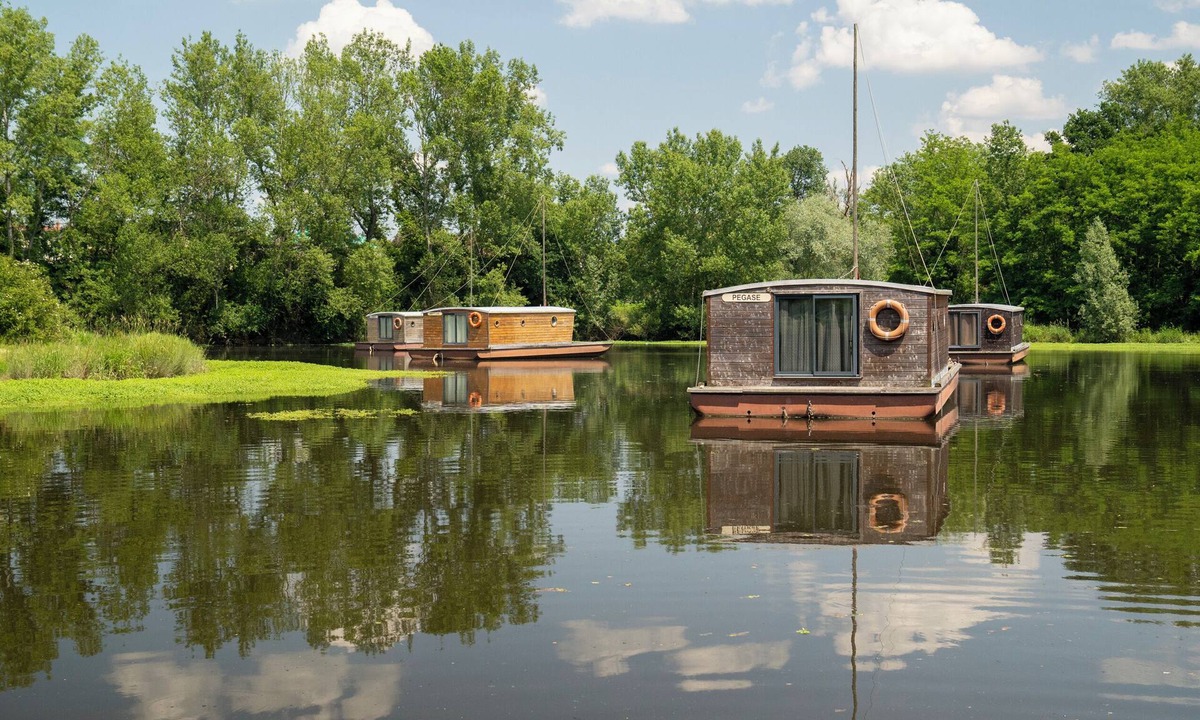 Chassenard Boat Rental | Toue Cabanées for Group