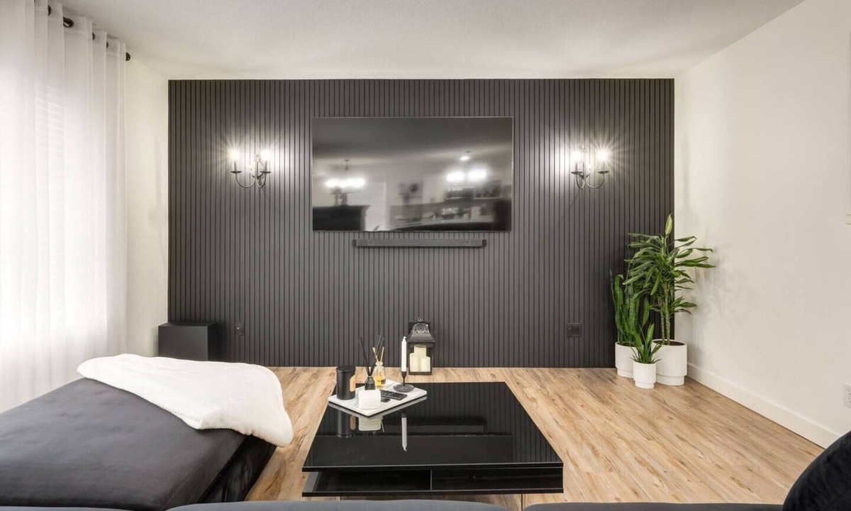 Cougar Ridge House | "Tourlamine" 4 Bdrm with custom kitchen!