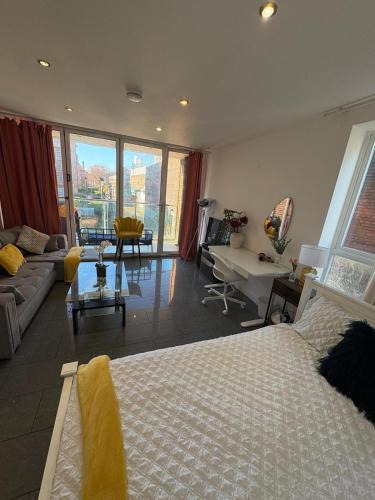 Shadwell Apartment | Tower Bridge Luxury Apartment with Balcony