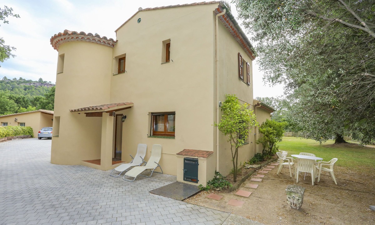 Darnius House | Tower House (2 Bedroom, 1.5 bathroom, Sleeps 6)