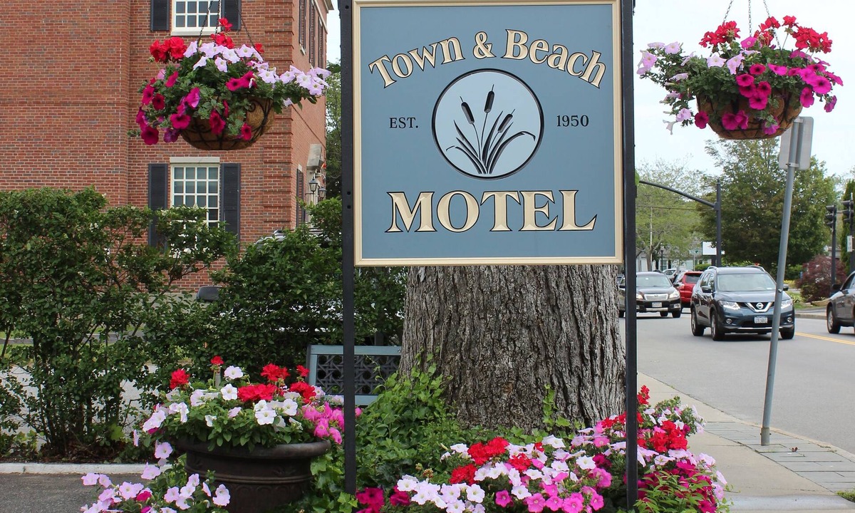 Falmouth Hotel | Town & Beach Motel