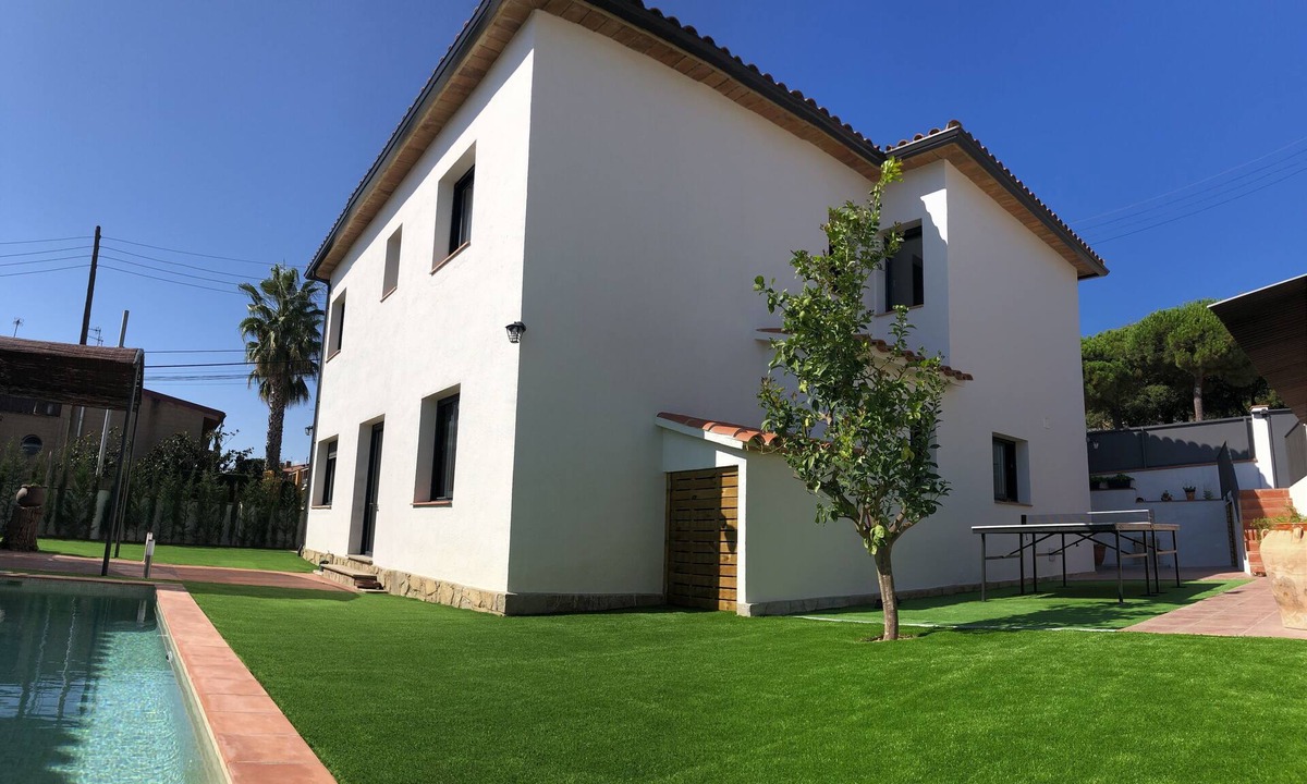Caldes d'Estrac House | Town center house with private pool, wifi