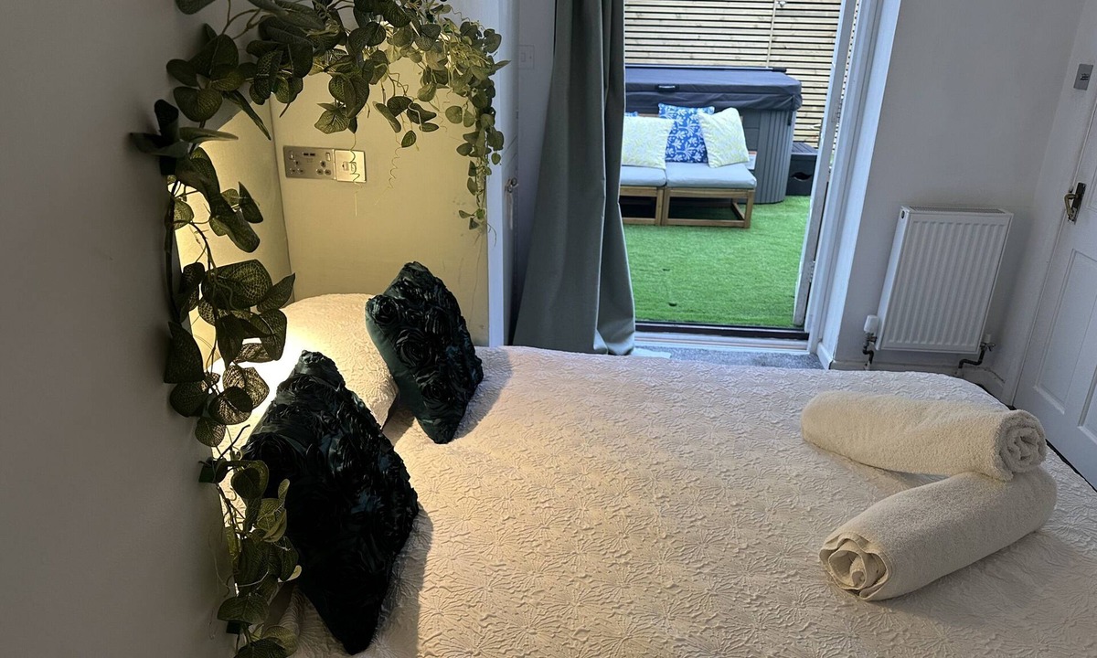 Cheltenham Apartment | Town Centre Apartment with Hot Tub