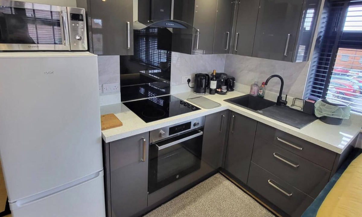 Newbury Apartment | Town Centre Modern 1 Bed self-contained Apartment