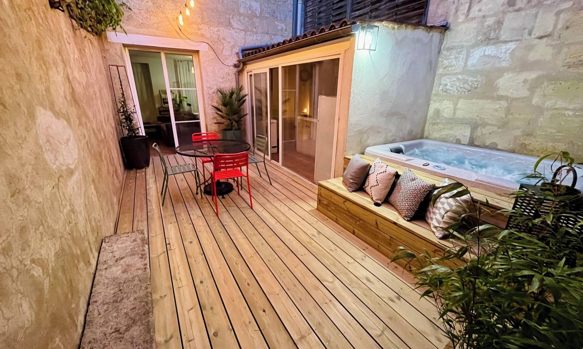 Nansouty-Saint-Genes House | Town house with jacuzzi and parking