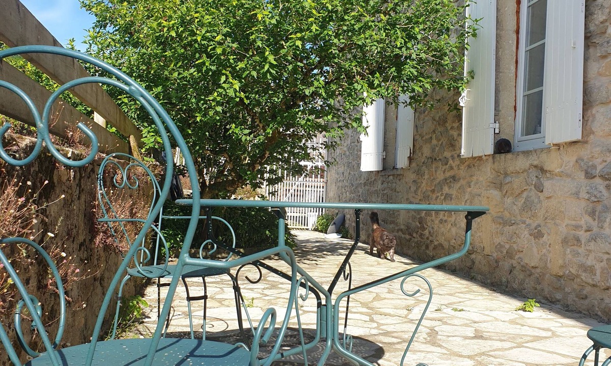 Pellegrue House | Town house with vineyard view sleeps 4