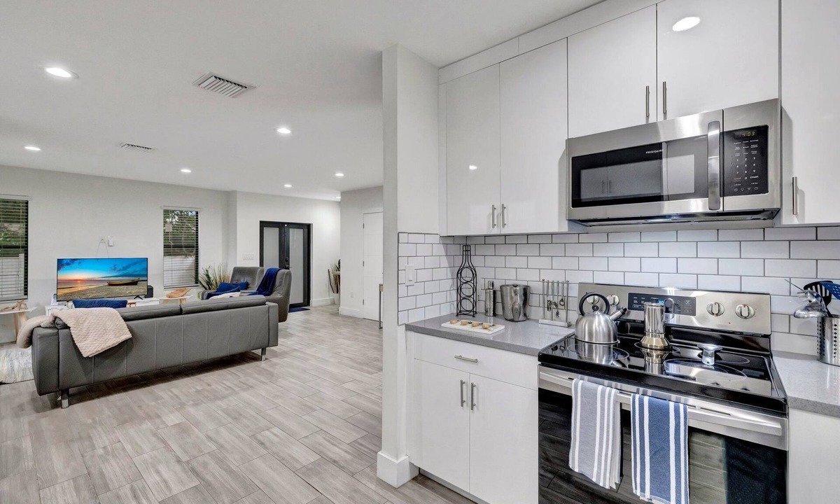 Progresso Village House | Townhome-10 mins to FTL Beach & Downtown