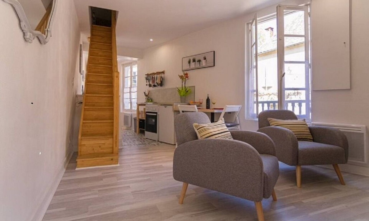 Segur-le-Chateau House | Townhome