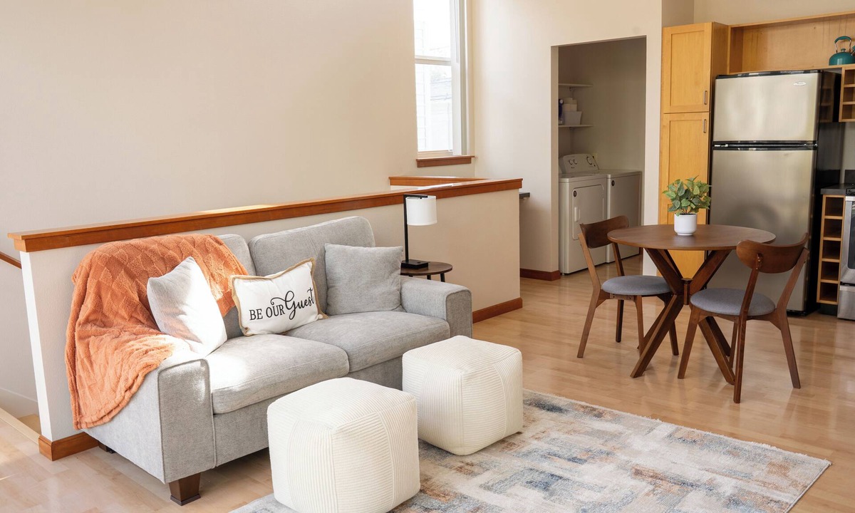 Central - Terry House | Townhome Hospital District King Bed + Garage