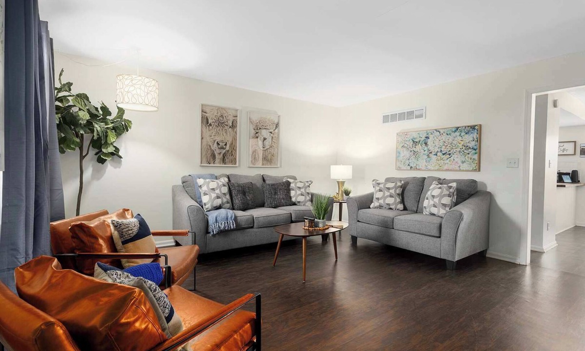 Grandview House | Townhome : Sleeps 10 Dogs Welcome & FIFA READY!