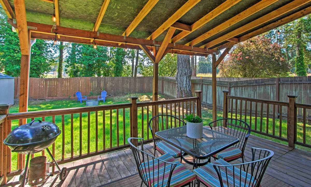 McChord Field House | Townhome w/ Yard: 3 Mi to Camp Murray & JBLM