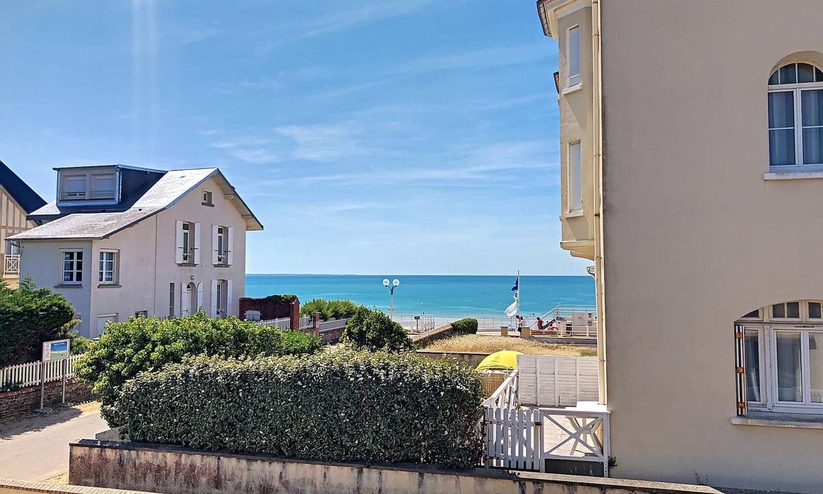 Jullouville-les-Pins House | Townhouse 50m from beach and shops, 2 bedrooms, shared courtyard