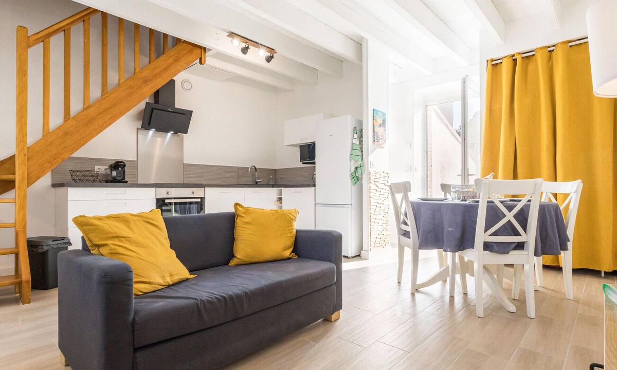 La Montagne Cottage | Townhouse in La Montagne with Wifi, Pets Allowed, Near Nantes