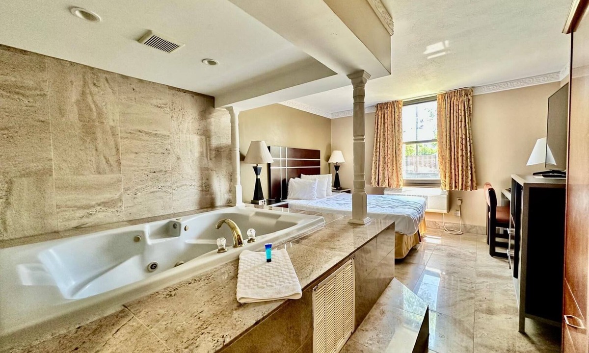 Elmwood Park Hotel | Townhouse Inn & Suites