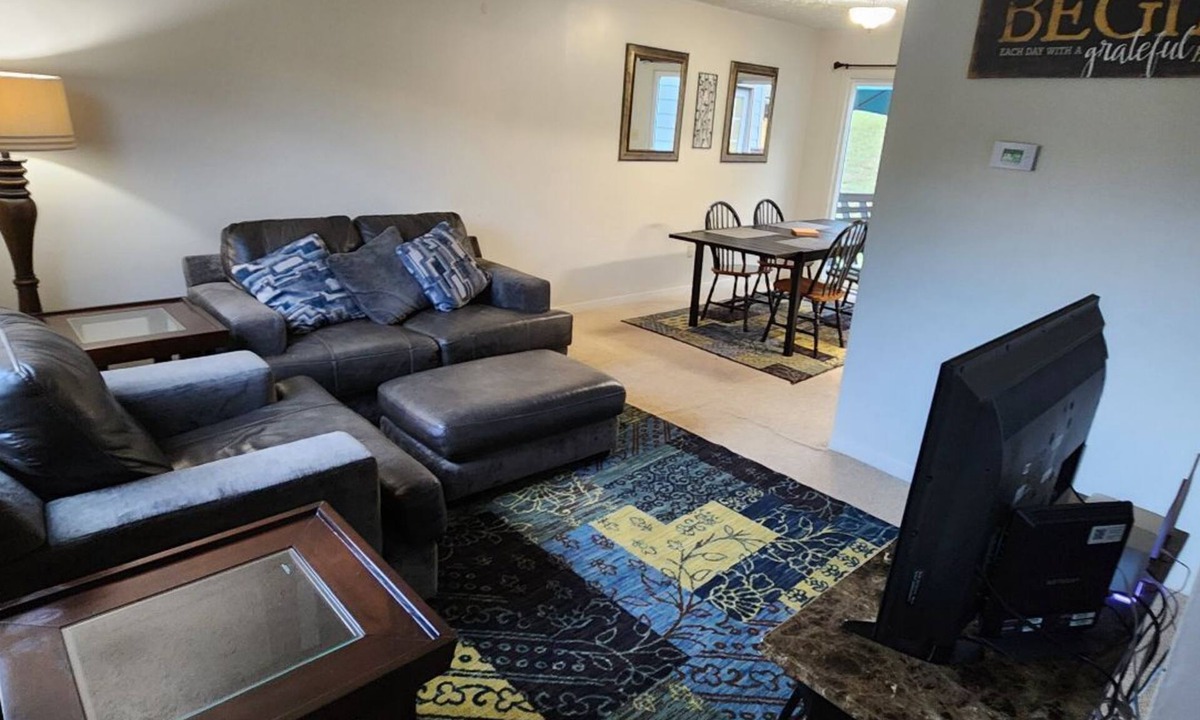 Karns House | Townhouse Living - 4 Beds - 2 Vehicle Maximum