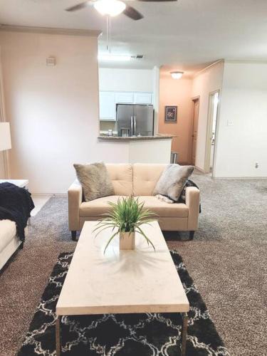 Grand Prairie House | Townhouse near AT&T stadium, Six Flags & Epic Waterpark